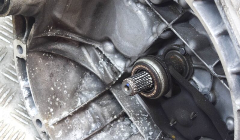 PEUGEOT 208 gearbox hatchback 60 kW lleno