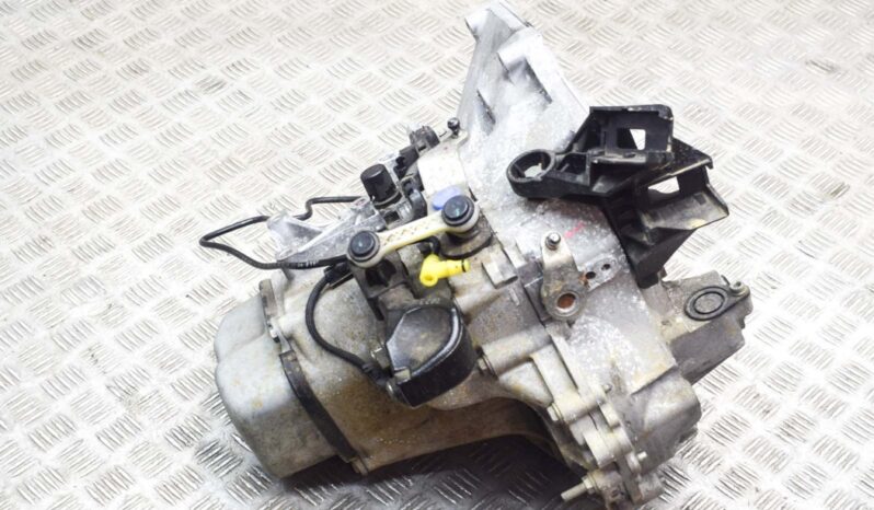 PEUGEOT 208 gearbox hatchback 60 kW lleno