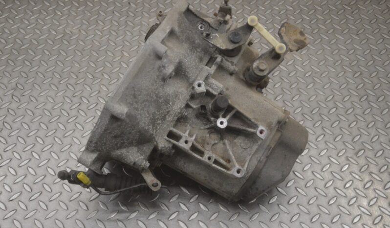 PEUGEOT 208 gearbox hatchback 60 kW lleno